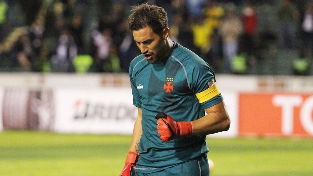 Goleiro gringo salvando carioca: a história épica se repete