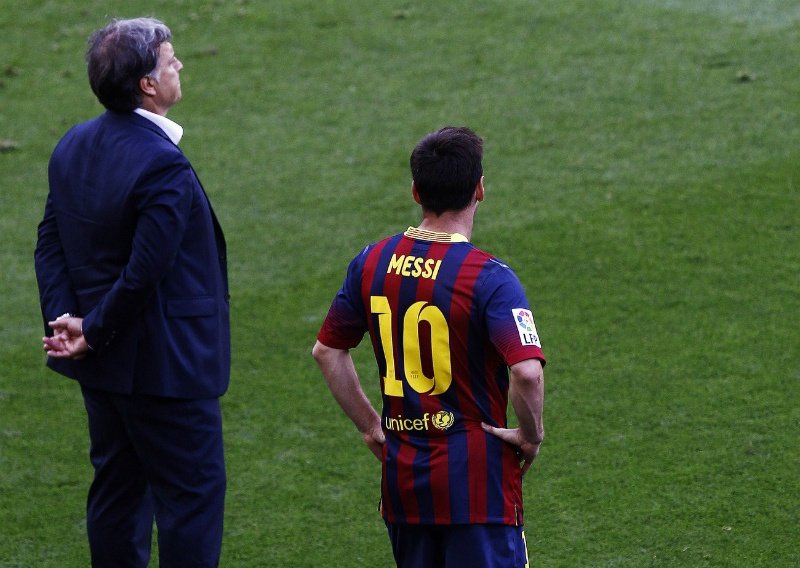 L'ancien entraîneur du FC Barcelone, Tata Martino, avec Messi dans un match de Liga. AFP
