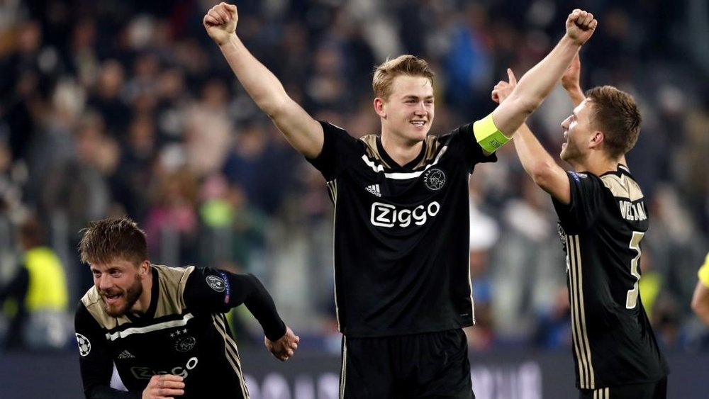 L'Ajax vola: Overmars e van der Sar esultano in campo