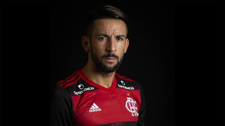 Isla chega ao Flamengo com boas credenciais para substituir Rafinha... em campo
