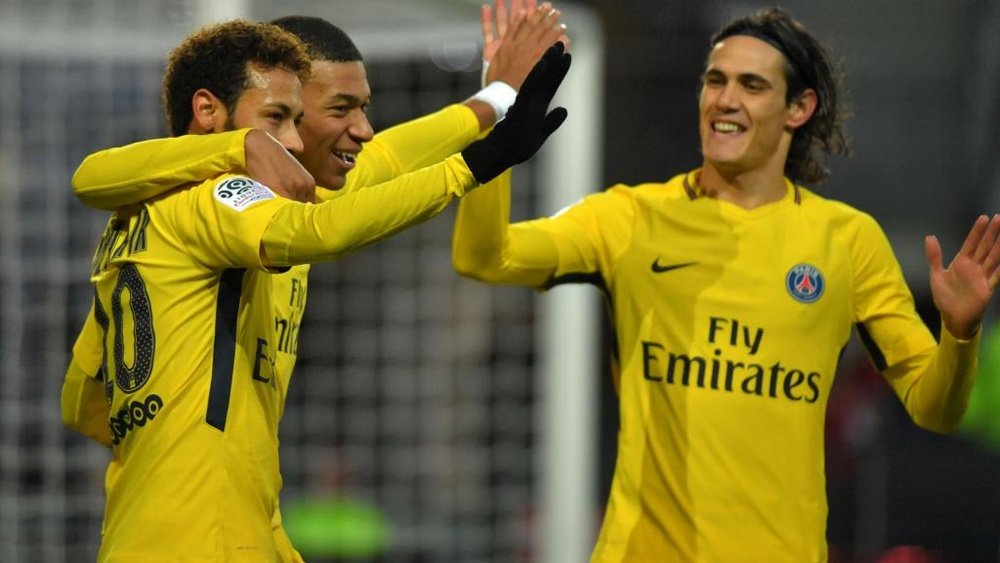 Cavani considère que le trio d'attaque du PSG doit encore s'améliorer. Goal