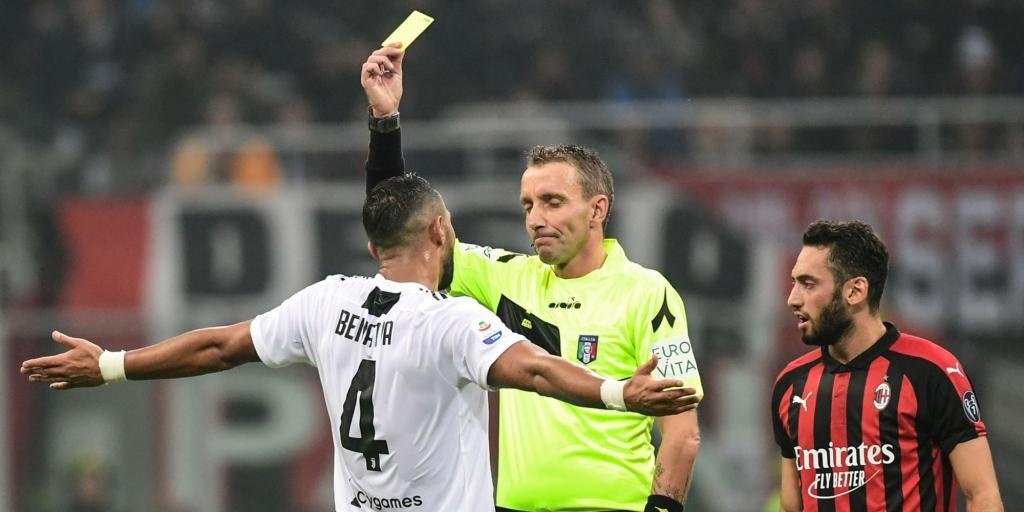 Rizzoli commenta il tocco di mano di Benatia. Goal