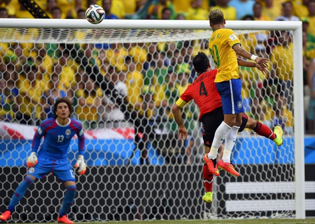 Outra vez na rota da Seleção, Ochoa é pedra no sapato de brasileiros