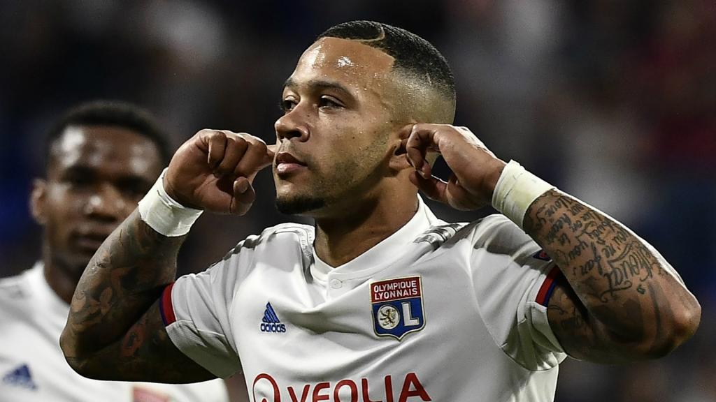 Lyon star Memphis Depay responds to cruel banner by St Etienne fans mocking  forward about relationship with his father