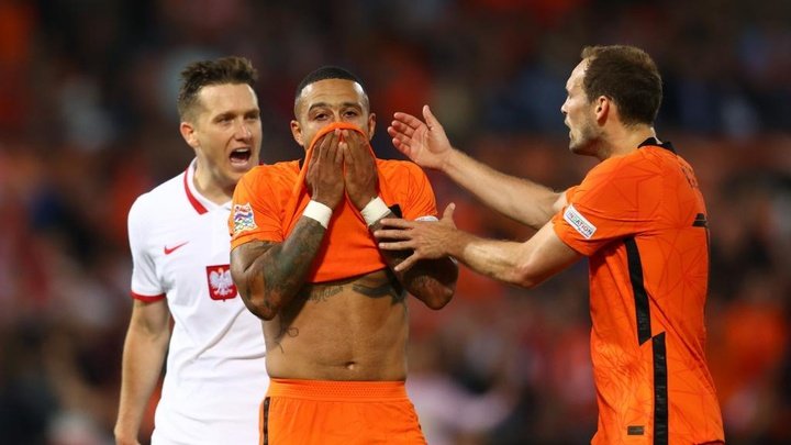 Depay misses late penalty after stirring comeback