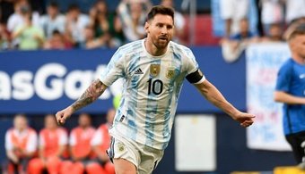 Atuação de gala e cinco gols rendem outras marcas históricas a Lionel Messi