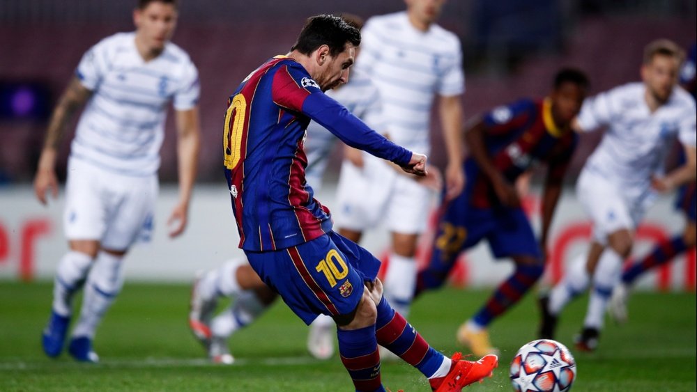 Messi só fez gols de pênaltis na temporada, mas nunca acertou tanto. AFP