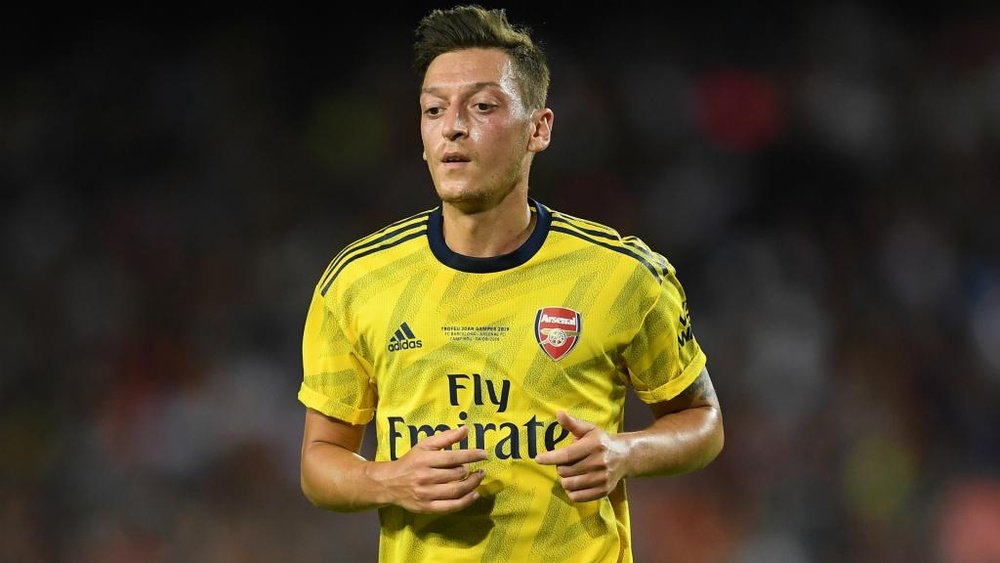 Emery tells Ozil to fight for Arsenal spot after missing win over Standard Liege
