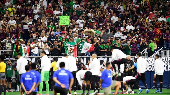 Cânticos homofóbicos no futebol serão punidos com banimento a infrator no México