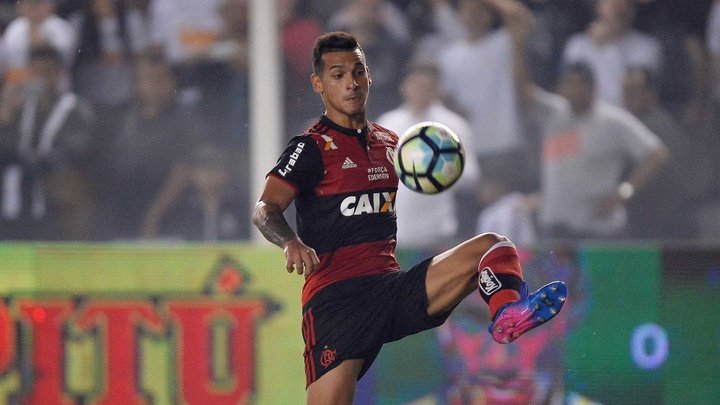 Trauco pode trocar o Flamengo pelo Sevilla, informa jornal