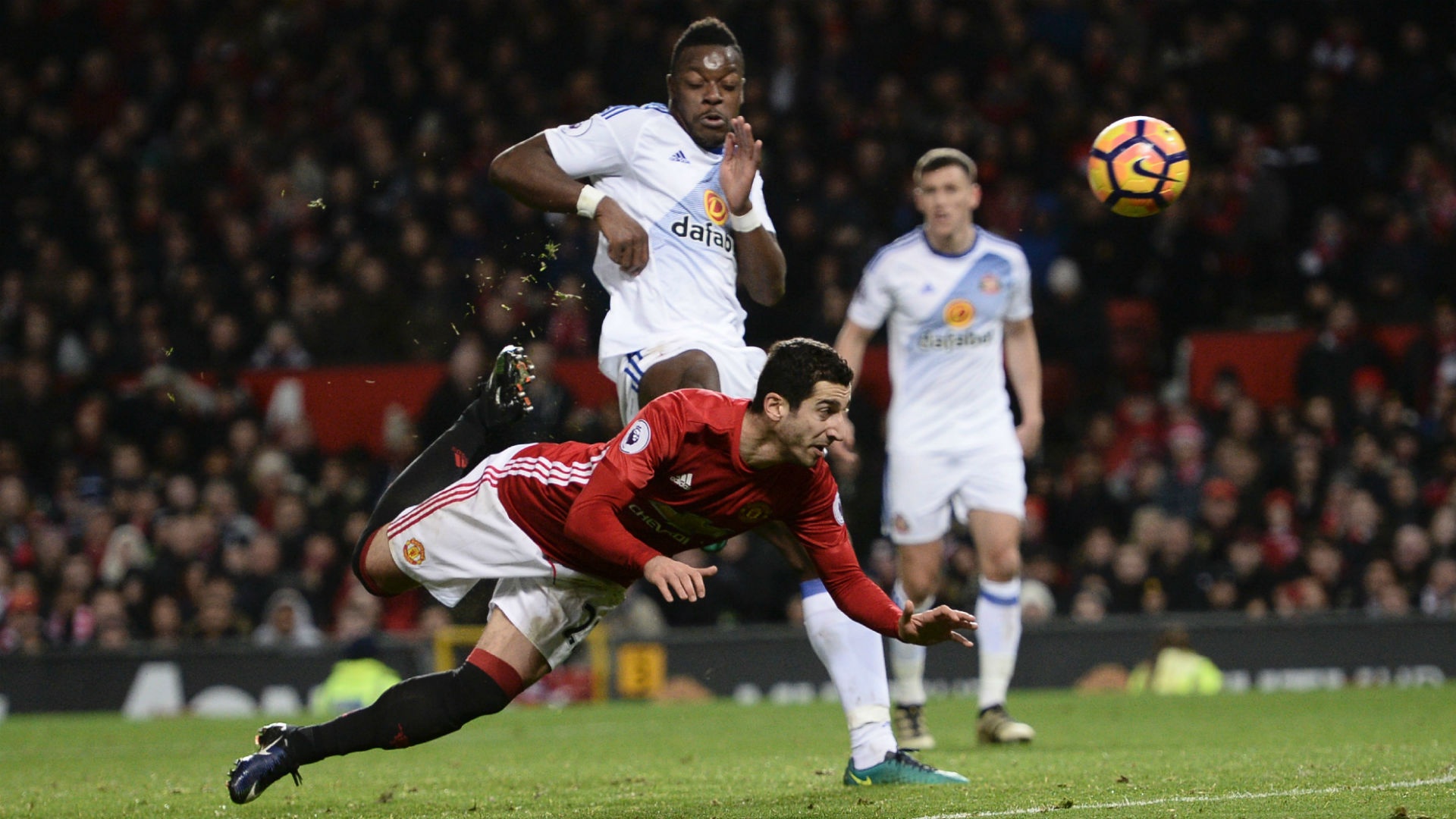 Manchester United 3-1 Sunderland: Mkhitaryan magic seals unhappy Moyes return