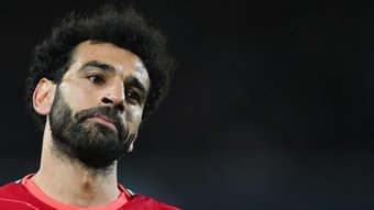 Salah deixou o campo lesionado e preocupa para a Champions. EFE