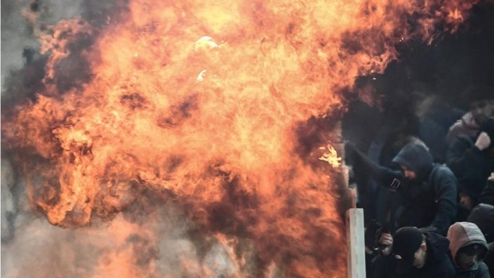Follia ad Atene: molotov contro il settore dei tifosi dell'Ajax