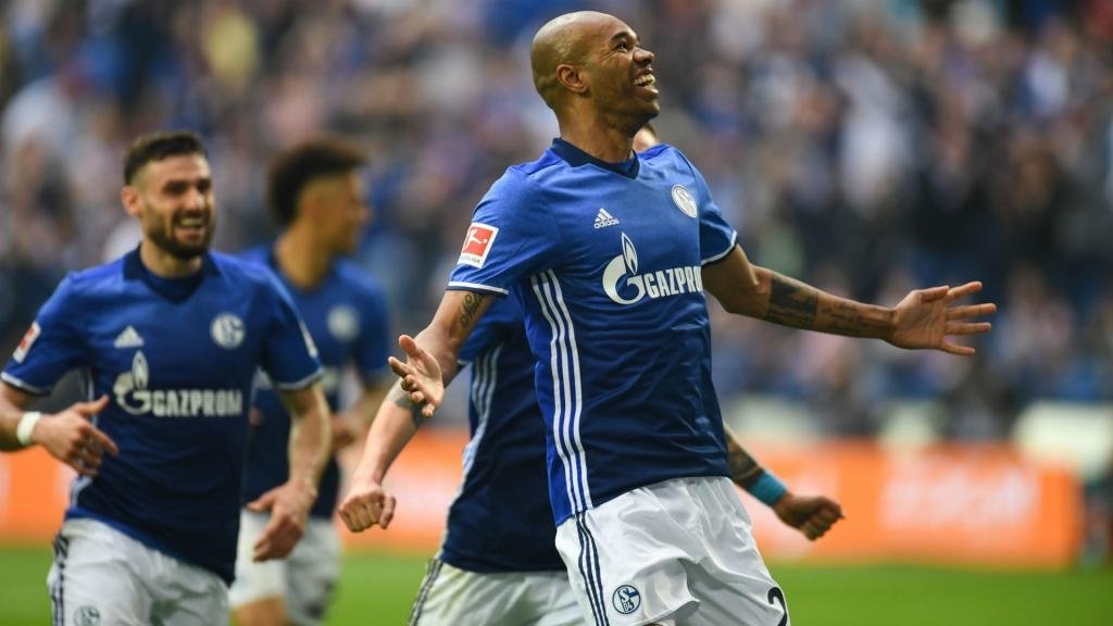 Schalke 2-0 Dortmund: com golaço de Naldo, Azuis vencem a ‘Mãe dos Clássicos’