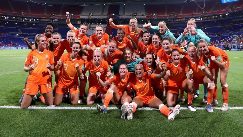 Holland put in a gritty display to defeat Sweden and reach the final. GOAL