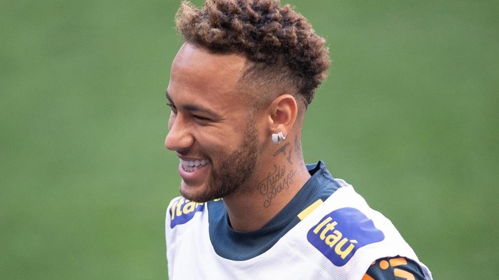 De bem com a vida, Neymar marca golaço e comemora à la CR7