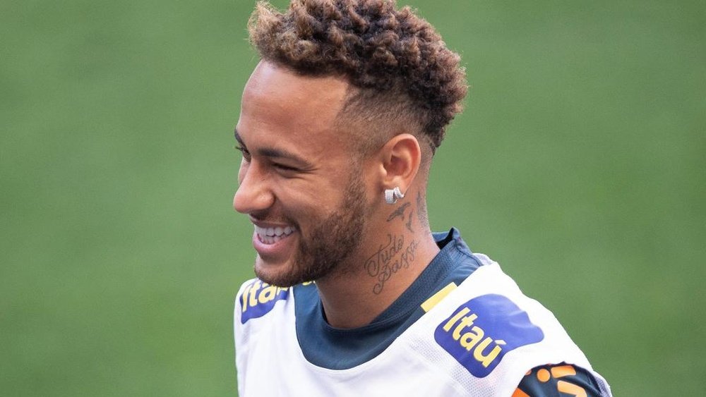 De bem com a vida, Neymar marca golaço e comemora à la CR7