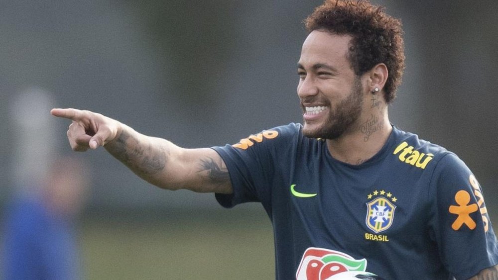 Neymar volta a treinar em campo na Seleção