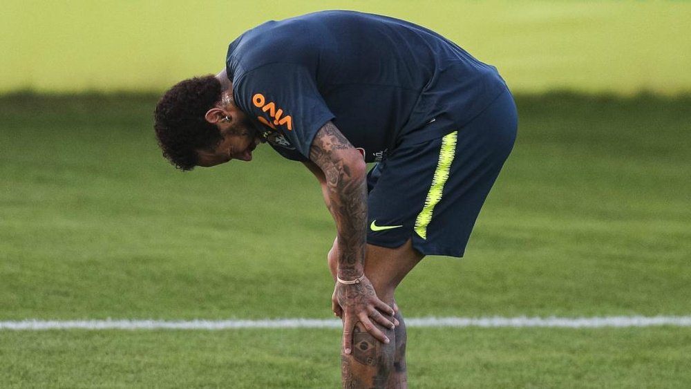 Neymar limps out of Brazil training session