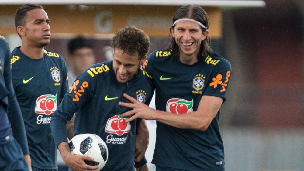 Brincadeira entre Neymar e Filipe Luís ao rubro na internet. Goal