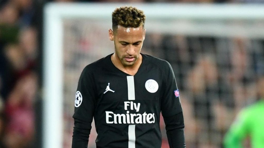 Contra o Liverpool, Neymar repetiu a receita da Copa: tentou, mas seguiu a decepcionar