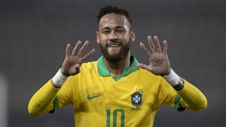 Neymar, agora à frente de Ronaldo, resolve para o Brasil como Fenômeno fez tantas vezes