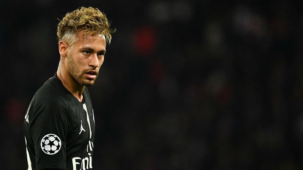 UEFA nega recurso e mantém suspensão de Neymar na Champions League. AFP