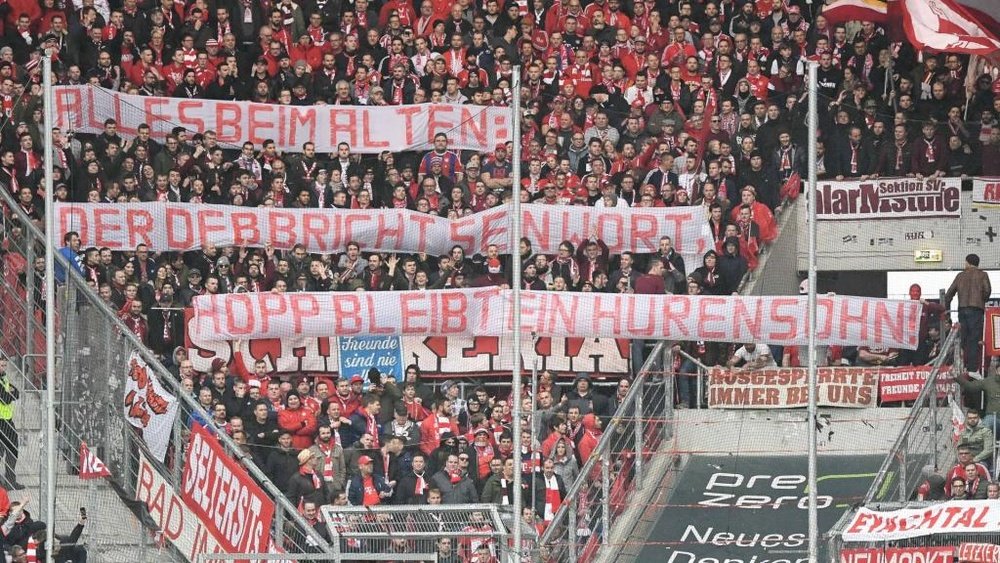 Bayern gâché par des fans racistes. GOAL