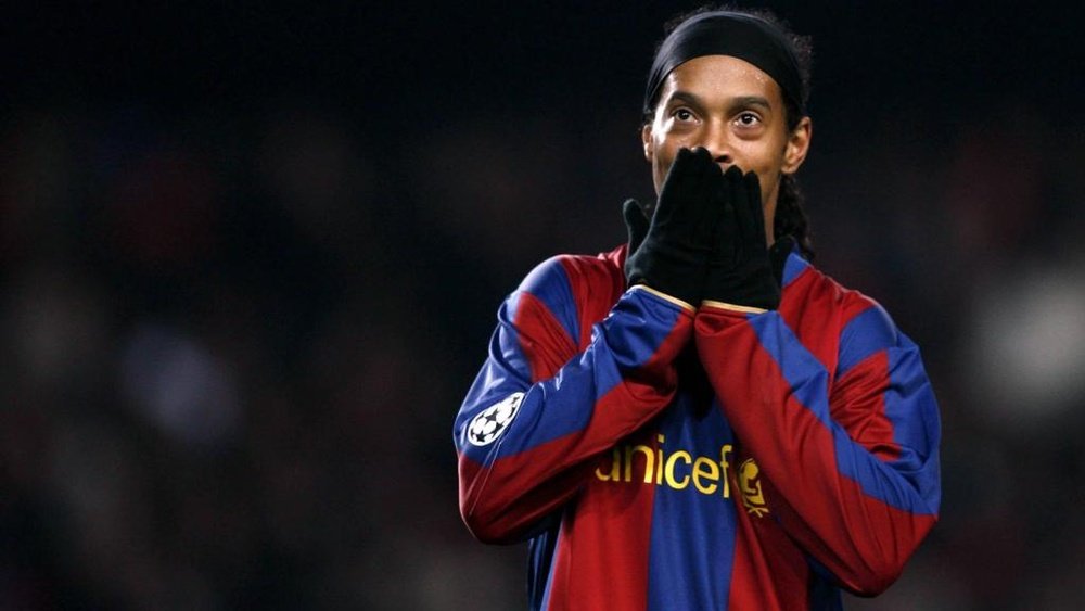 Quand Ronaldinho suppliait un adversaire d'arrêter de le frapper. GOAL