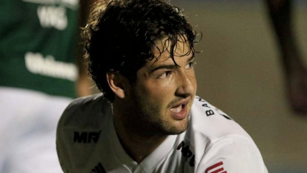 Cicinho grava vídeo sugerindo acerto de Pato com o Sivasspor. EFE