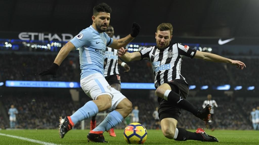 Defender Dummett pens Newcastle renewal