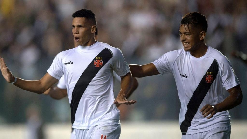 Paulinho celebra o gol apontado ao Univ. Concepción. GOAL