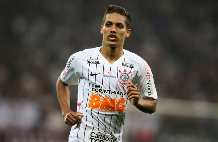 Benfica admite deixar Pedrinho mais tempo no Corinthians