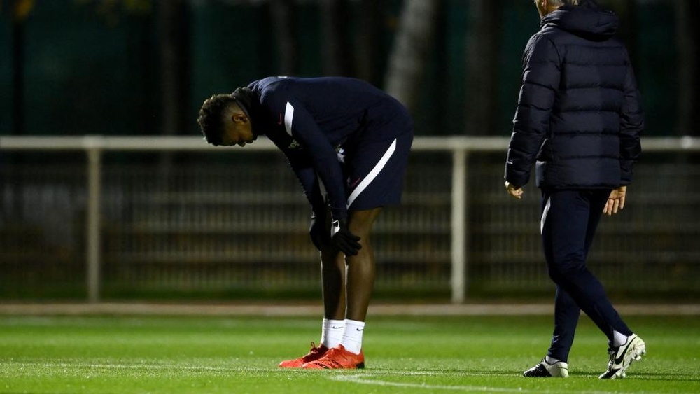 Injured Pogba replaced in France squad.