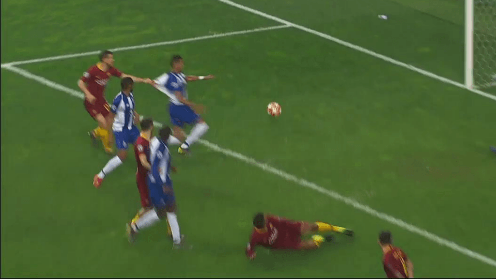 Porto-Roma, il VAR punisce Florenzi: trattenuta su Fernando