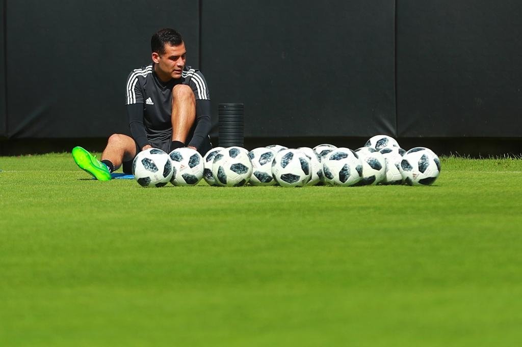 Por que Rafa Márquez treina com uniforme sem patrocínio?