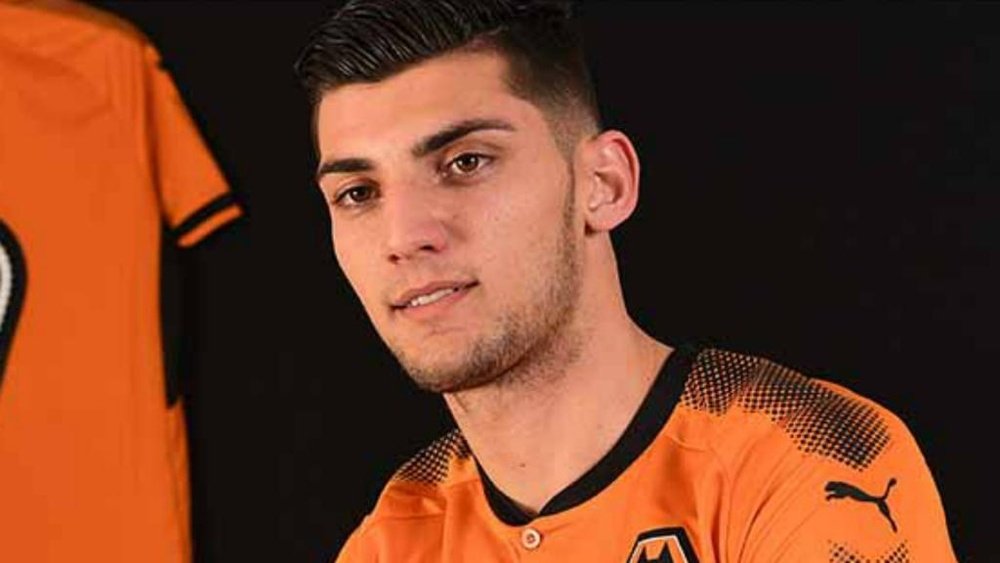 Rafa Mir swaps Valencia for Wolves. Goal
