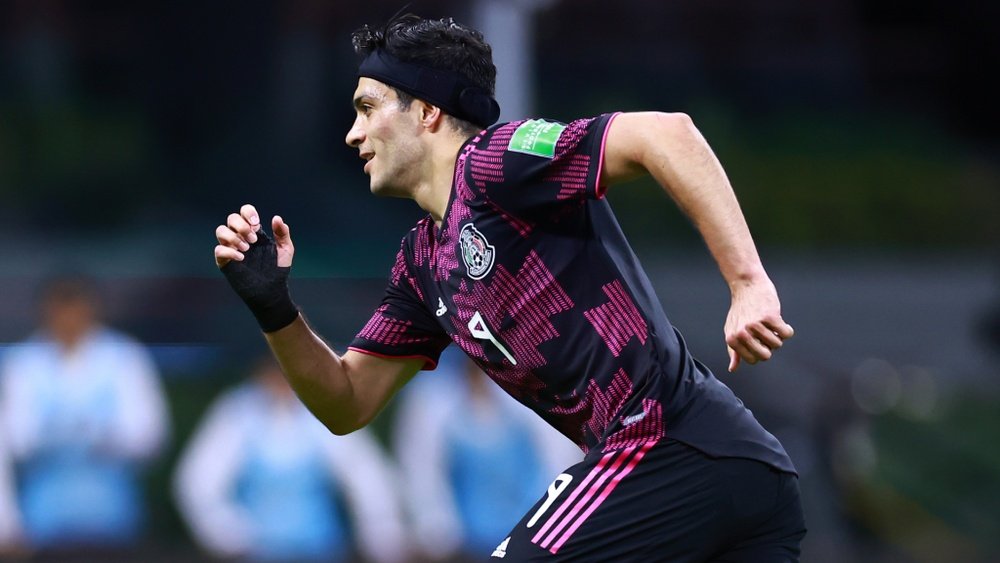 Raul Jimenez's penalty give Mexico the three points against Panama. GOAL