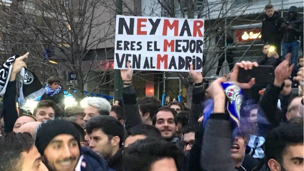 Torcida do Real Madrid aclamou Neymar. AFP
