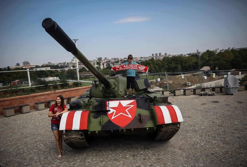 Un char devant le stade, les supporters de l'Etoile Rouge sortent l'artillerie lourde. AFP