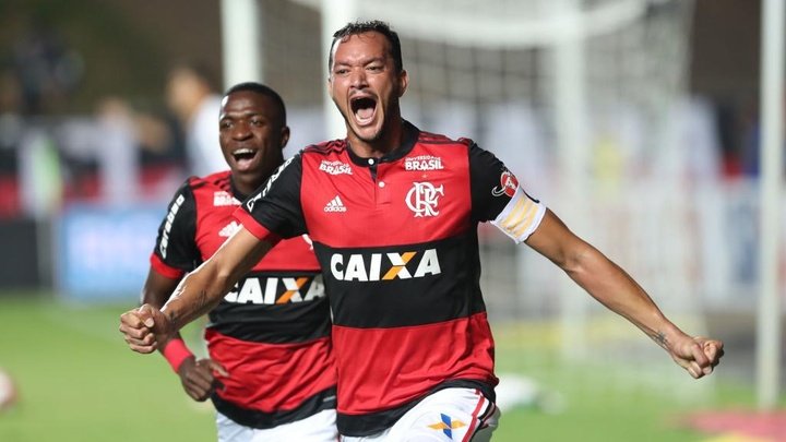 Flamengo anuncia que Réver não encara o Internacional