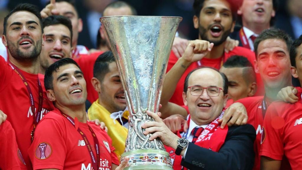 Sevilla president Castro hails 'legend' Reyes
