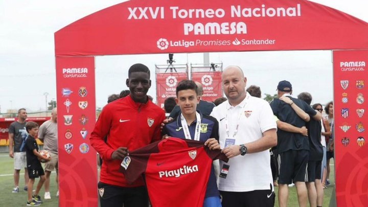 Reyes' son receives Sevilla shirt in touching gesture
