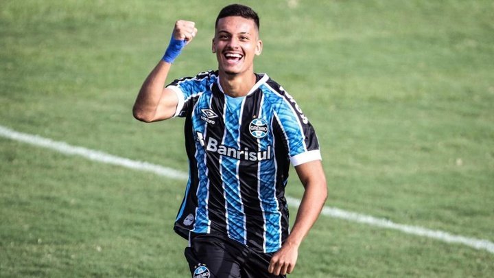 Grêmio encaminha empréstimo de Ricardinho para futebol português