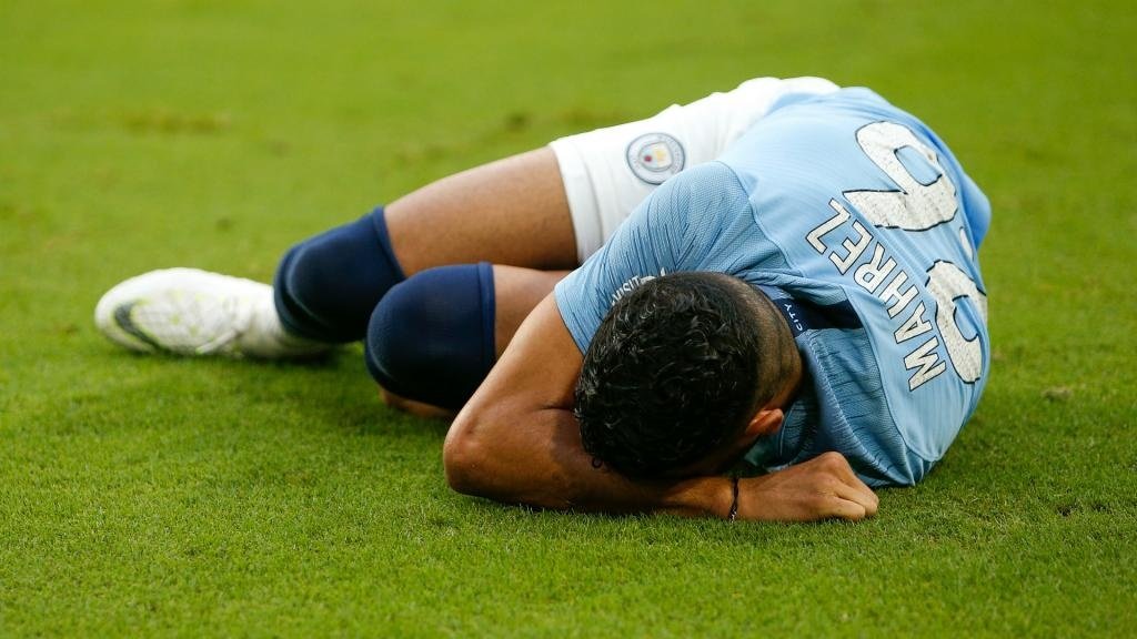 Mahrez has to come off early due to his ankle injury. Goal