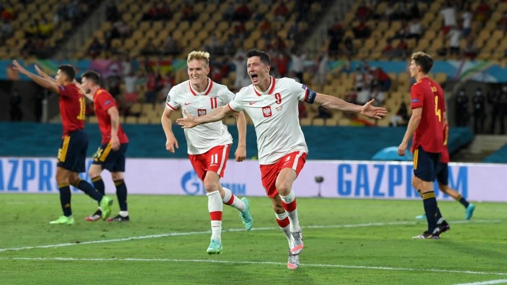 Spain left to rue Moreno missed penalty after Lewandowski equaliser