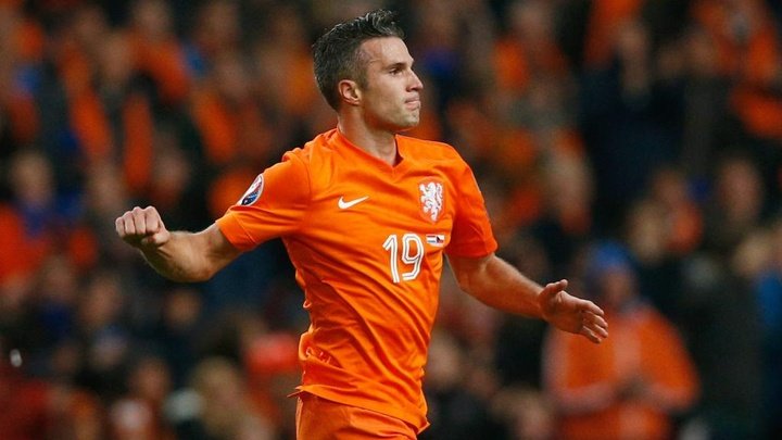 Van Persie backs Van Gaal or Van Marwijk to land Netherlands job