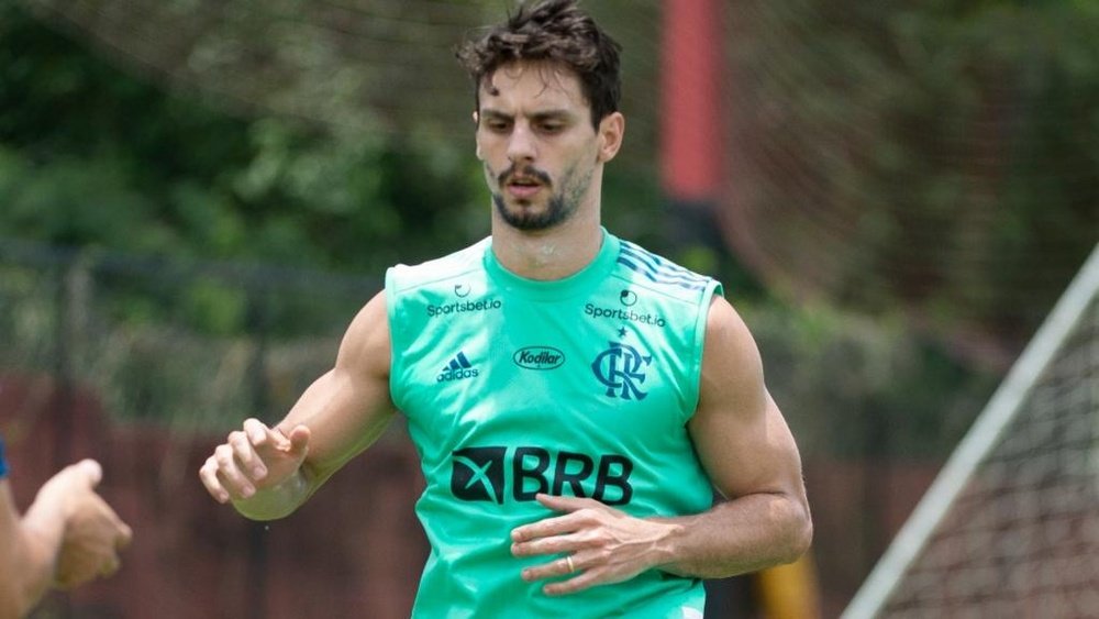 Flamengo trata com cautela retorno de Rodrigo Caio. EFE