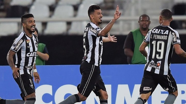 Com casa cheia e empurrado pela torcida, Botafogo domina Nacional e avança na Sul-americana