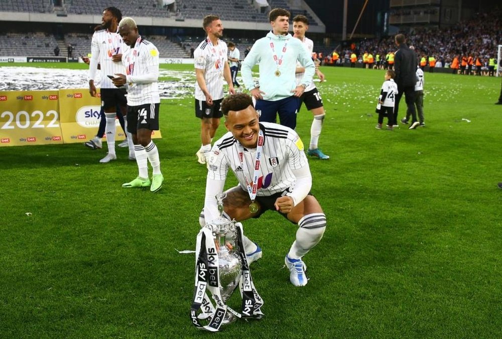 Rodrigo Muniz celebra acesso e boa adaptação na Inglaterra.